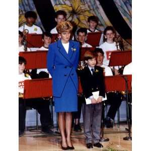  Princess Diana dressed in blue with Prince William 