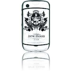  (New Moon   Black and White Cullen Crest) Cell Phones & Accessories