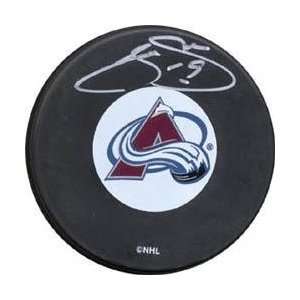 Joe Sakic Autographed Puck   Autographed NHL Pucks  Sports 