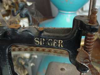 VINTAGE CHILDS SINGER SEWHANDY TOY MINIATURE SEWING MACHINE NR  