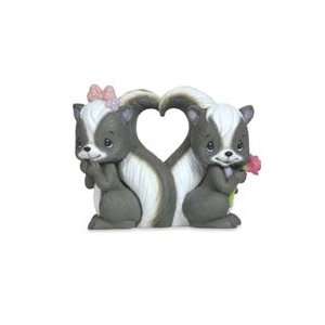  113207   Skunks Love Is In The Air Figurine   Precious 