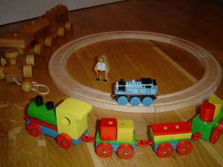 Thomas Holzzug mit Gleise, Holzeisenbahn, Holzzug bunt in Berlin 