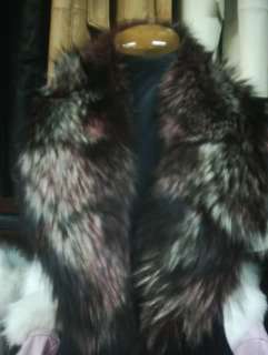 Real fur collar made of fox.Length is about 37 inches (95cm).It closes 