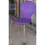 Stuhl Design Klassiker Lila Violett Purple stapelbar Holz Metall