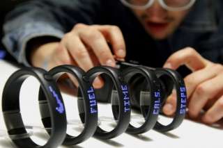 Nike + Fuelband Workout Tracker sz MEDIUM Fuel Band Wristband NEW 